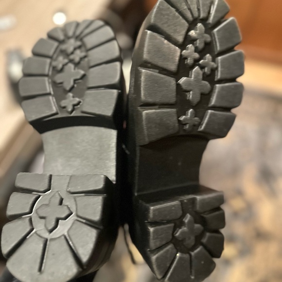 Steve Madden Black Platform Oxford Shoes - Picture 7 of 7